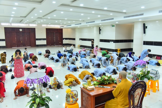 Nhóm Hiểu và Thương: trang nghiêm đảnh lễ khánh tuế Hòa thượng Đạo trưởng