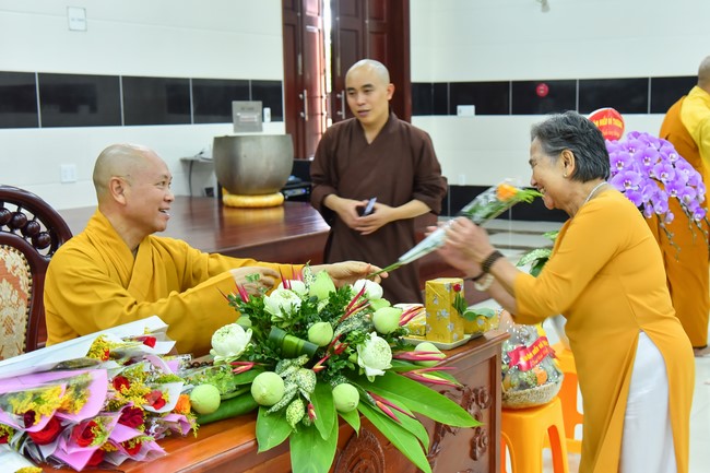 Nhóm Hiểu và Thương: trang nghiêm đảnh lễ khánh tuế Hòa thượng Đạo trưởng