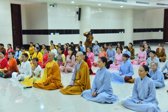 Nhóm Hiểu và Thương: trang nghiêm đảnh lễ khánh tuế Hòa thượng Đạo trưởng