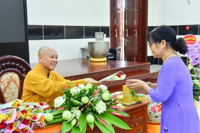 Nhóm Hiểu và Thương: trang nghiêm đảnh lễ khánh tuế Hòa thượng Đạo trưởng