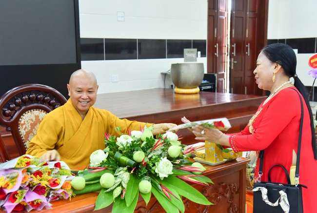 Nhóm Hiểu và Thương: trang nghiêm đảnh lễ khánh tuế Hòa thượng Đạo trưởng