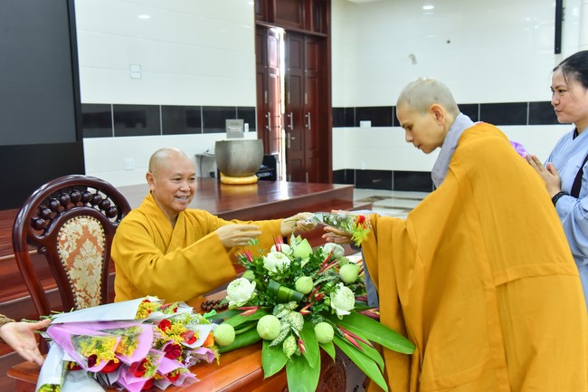 Nhóm Hiểu và Thương: trang nghiêm đảnh lễ khánh tuế Hòa thượng Đạo trưởng