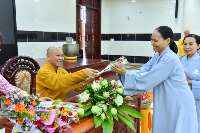 Nhóm Hiểu và Thương: trang nghiêm đảnh lễ khánh tuế Hòa thượng Đạo trưởng