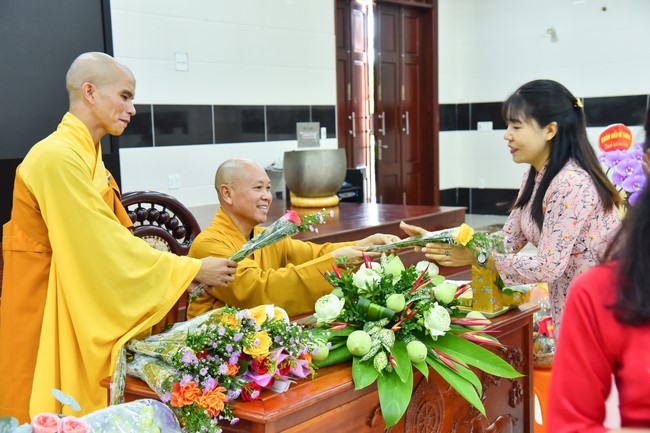 Nhóm Hiểu và Thương: trang nghiêm đảnh lễ khánh tuế Hòa thượng Đạo trưởng