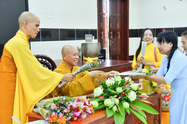 Nhóm Hiểu và Thương: trang nghiêm đảnh lễ khánh tuế Hòa thượng Đạo trưởng