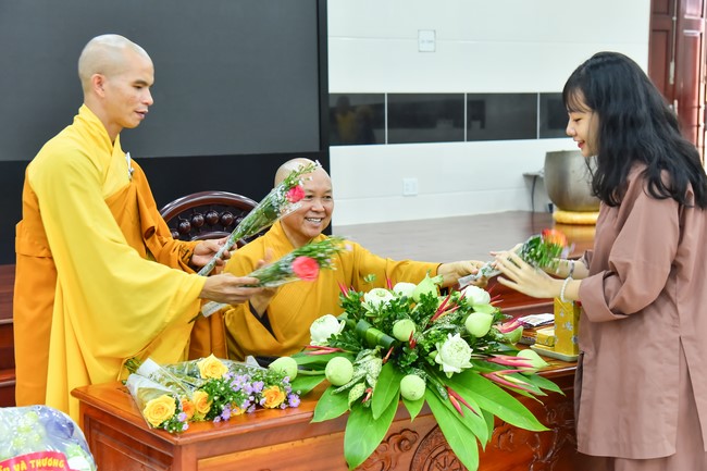 Nhóm Hiểu và Thương: trang nghiêm đảnh lễ khánh tuế Hòa thượng Đạo trưởng