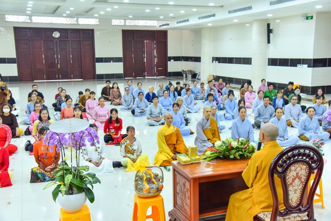 Nhóm Hiểu và Thương: trang nghiêm đảnh lễ khánh tuế Hòa thượng Đạo trưởng