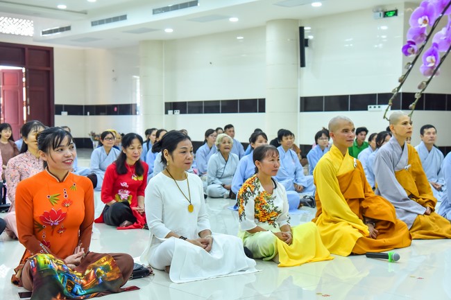 Nhóm Hiểu và Thương: trang nghiêm đảnh lễ khánh tuế Hòa thượng Đạo trưởng