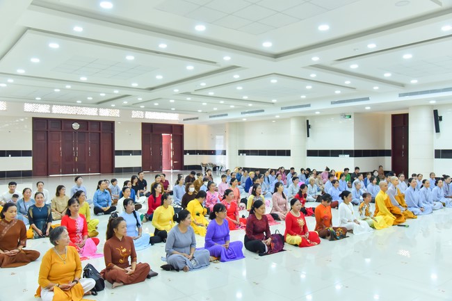 Nhóm Hiểu và Thương: trang nghiêm đảnh lễ khánh tuế Hòa thượng Đạo trưởng