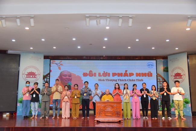 Nhóm “Hành Trình Thiện Duyên”: Một ngày sinh hoạt và tu học tại chùa Hoằng Pháp