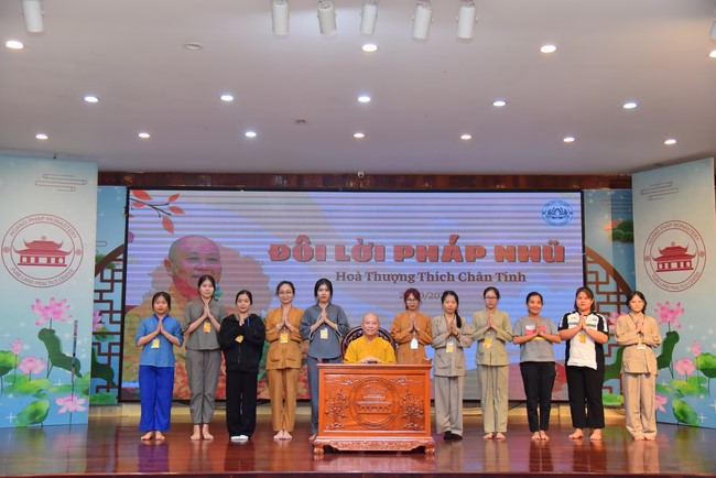 Nhóm “Hành Trình Thiện Duyên”: Một ngày sinh hoạt và tu học tại chùa Hoằng Pháp