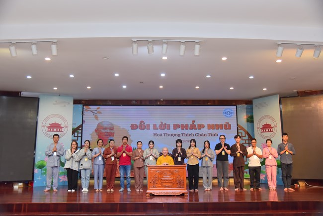 Nhóm “Hành Trình Thiện Duyên”: Một ngày sinh hoạt và tu học tại chùa Hoằng Pháp