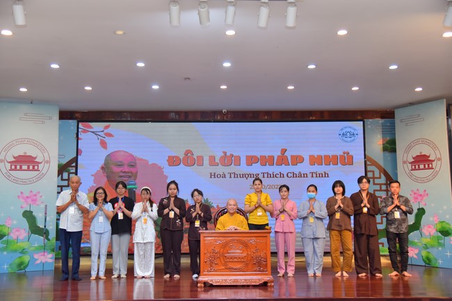 Nhóm “Hành Trình Thiện Duyên”: Một ngày sinh hoạt và tu học tại chùa Hoằng Pháp