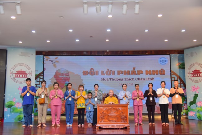 Nhóm “Hành Trình Thiện Duyên”: Một ngày sinh hoạt và tu học tại chùa Hoằng Pháp