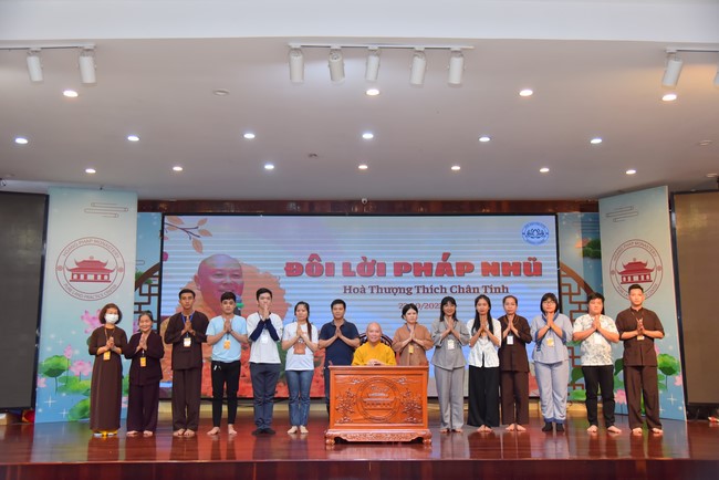 Nhóm “Hành Trình Thiện Duyên”: Một ngày sinh hoạt và tu học tại chùa Hoằng Pháp