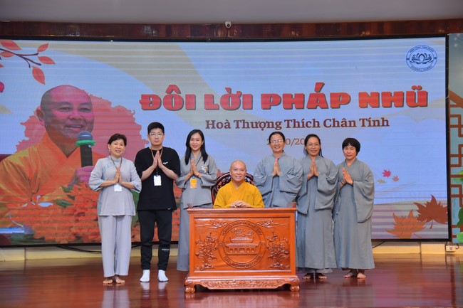 Nhóm “Hành Trình Thiện Duyên”: Một ngày sinh hoạt và tu học tại chùa Hoằng Pháp