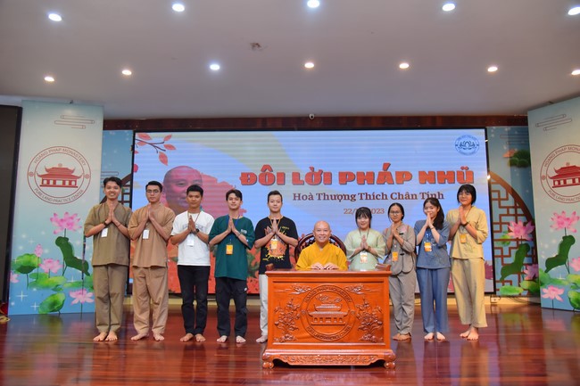 Nhóm “Hành Trình Thiện Duyên”: Một ngày sinh hoạt và tu học tại chùa Hoằng Pháp