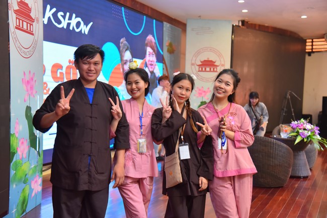 Nhóm “Hành Trình Thiện Duyên”: Một ngày sinh hoạt và tu học tại chùa Hoằng Pháp