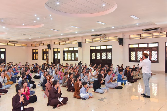 Nhóm “Hành Trình Thiện Duyên”: Một ngày sinh hoạt và tu học tại chùa Hoằng Pháp