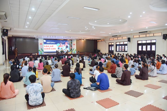 Nhóm “Hành Trình Thiện Duyên”: Một ngày sinh hoạt và tu học tại chùa Hoằng Pháp