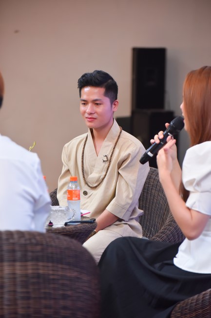 Nhóm “Hành Trình Thiện Duyên”: Một ngày sinh hoạt và tu học tại chùa Hoằng Pháp