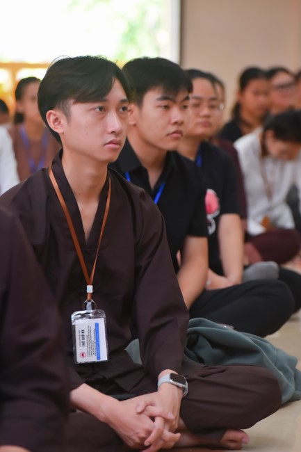 Nhóm “Hành Trình Thiện Duyên”: Một ngày sinh hoạt và tu học tại chùa Hoằng Pháp