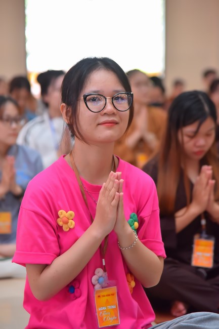 Nhóm “Hành Trình Thiện Duyên”: Một ngày sinh hoạt và tu học tại chùa Hoằng Pháp