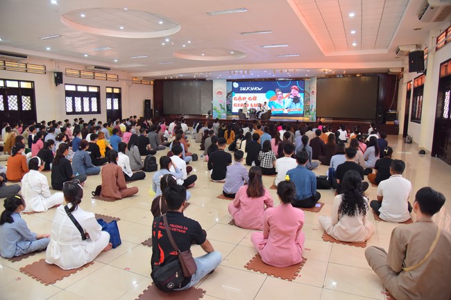 Nhóm “Hành Trình Thiện Duyên”: Một ngày sinh hoạt và tu học tại chùa Hoằng Pháp