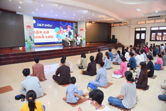 Nhóm “Hành Trình Thiện Duyên”: Một ngày sinh hoạt và tu học tại chùa Hoằng Pháp