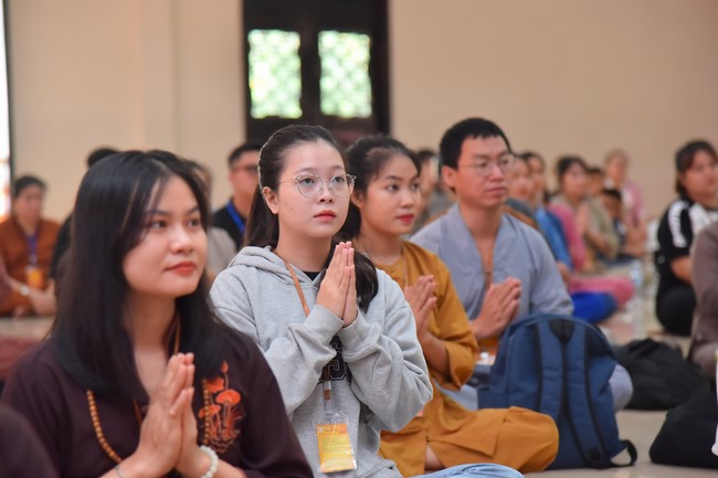 Nhóm “Hành Trình Thiện Duyên”: Một ngày sinh hoạt và tu học tại chùa Hoằng Pháp