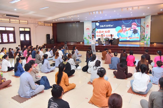 Nhóm “Hành Trình Thiện Duyên”: Một ngày sinh hoạt và tu học tại chùa Hoằng Pháp