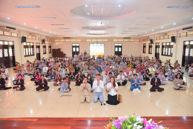 Nhóm “Hành Trình Thiện Duyên”: Một ngày sinh hoạt và tu học tại chùa Hoằng Pháp