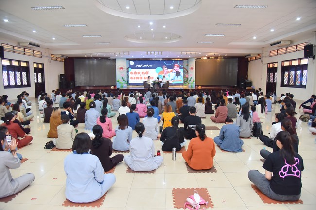 Nhóm “Hành Trình Thiện Duyên”: Một ngày sinh hoạt và tu học tại chùa Hoằng Pháp