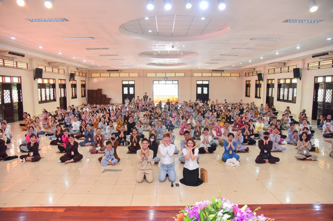 Nhóm “Hành Trình Thiện Duyên”: Một ngày sinh hoạt và tu học tại chùa Hoằng Pháp