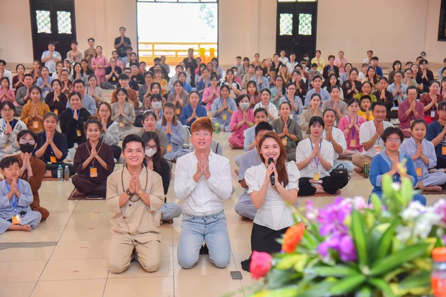 Nhóm “Hành Trình Thiện Duyên”: Một ngày sinh hoạt và tu học tại chùa Hoằng Pháp