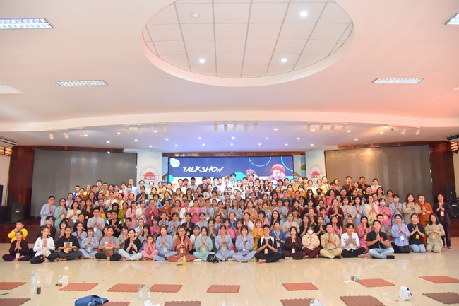 Nhóm “Hành Trình Thiện Duyên”: Một ngày sinh hoạt và tu học tại chùa Hoằng Pháp