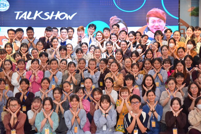 Nhóm “Hành Trình Thiện Duyên”: Một ngày sinh hoạt và tu học tại chùa Hoằng Pháp