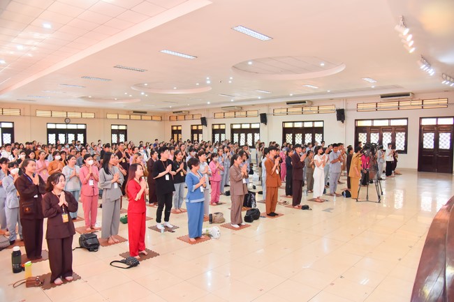 Nhóm “Hành Trình Thiện Duyên”: Một ngày sinh hoạt và tu học tại chùa Hoằng Pháp