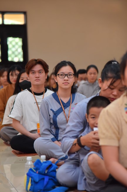 Nhóm “Hành Trình Thiện Duyên”: Một ngày sinh hoạt và tu học tại chùa Hoằng Pháp