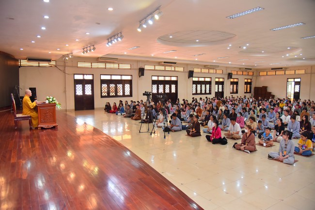 Nhóm “Hành Trình Thiện Duyên”: Một ngày sinh hoạt và tu học tại chùa Hoằng Pháp