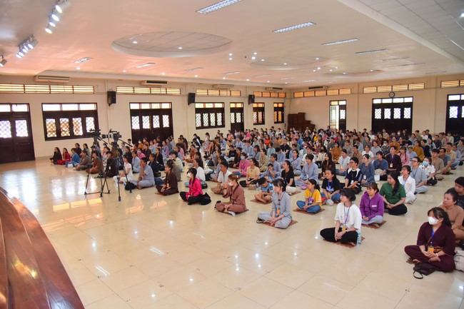 Nhóm “Hành Trình Thiện Duyên”: Một ngày sinh hoạt và tu học tại chùa Hoằng Pháp