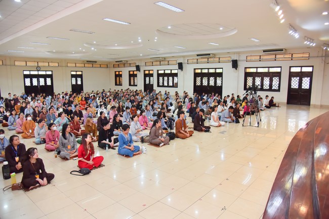 Nhóm “Hành Trình Thiện Duyên”: Một ngày sinh hoạt và tu học tại chùa Hoằng Pháp