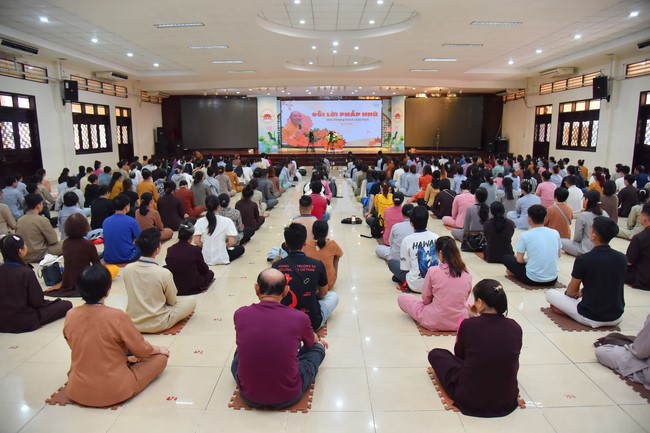 Nhóm “Hành Trình Thiện Duyên”: Một ngày sinh hoạt và tu học tại chùa Hoằng Pháp