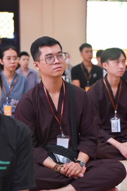 Nhóm “Hành Trình Thiện Duyên”: Một ngày sinh hoạt và tu học tại chùa Hoằng Pháp