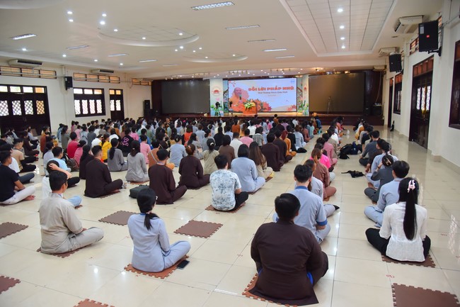Nhóm “Hành Trình Thiện Duyên”: Một ngày sinh hoạt và tu học tại chùa Hoằng Pháp