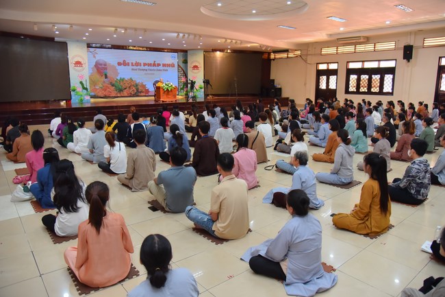 Nhóm “Hành Trình Thiện Duyên”: Một ngày sinh hoạt và tu học tại chùa Hoằng Pháp