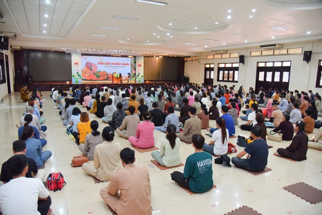 Nhóm “Hành Trình Thiện Duyên”: Một ngày sinh hoạt và tu học tại chùa Hoằng Pháp