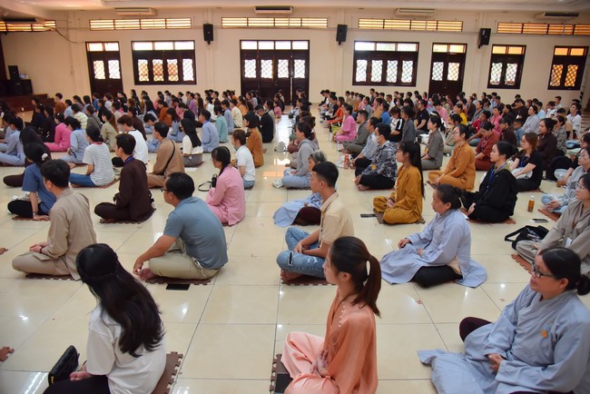 Nhóm “Hành Trình Thiện Duyên”: Một ngày sinh hoạt và tu học tại chùa Hoằng Pháp