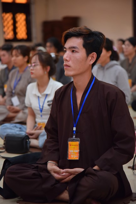 Nhóm “Hành Trình Thiện Duyên”: Một ngày sinh hoạt và tu học tại chùa Hoằng Pháp