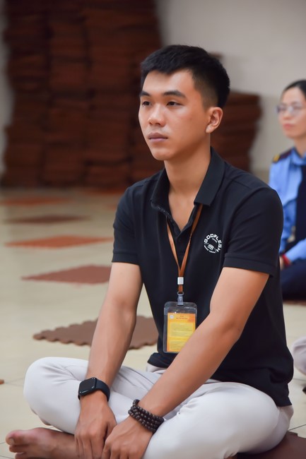 Nhóm “Hành Trình Thiện Duyên”: Một ngày sinh hoạt và tu học tại chùa Hoằng Pháp